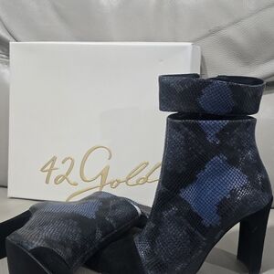 42 GOLD Women's Black and Blue Patterned Heeled Boots